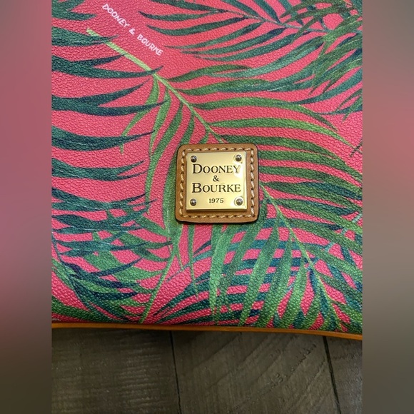 Dooney & Bourke pink with palm leaves crossbody/shoulder bag - Picture 3 of 15
